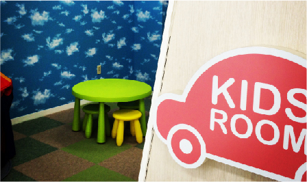 キッズルーム　壁紙クロス　タイルカーペット　カルプ文字